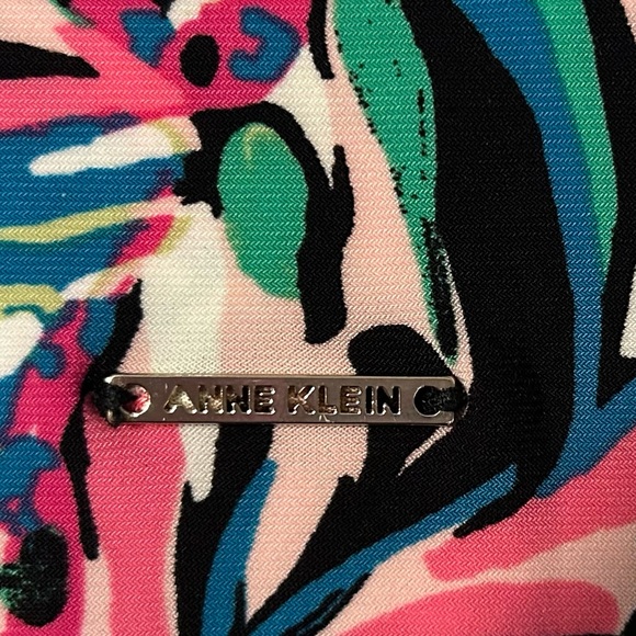 Anne Klein New w/o tag size MED fun print top. - Picture 8 of 9